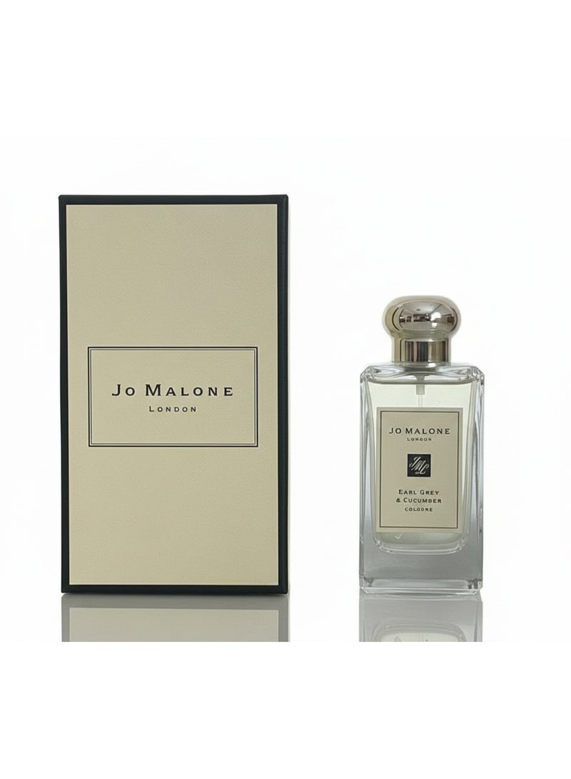 جو مالون عطر إيرل غراي أند كيوكمبر (Earl Grey & Cucumber) من جو مالون لندن هو لمسة مبتكرة على تقاليد شاي بعد الظهر البريطاني. هذه الكولونيا عبارة عن مزيج مفاجئ وراقي يجمع بين التراث واللمسة العصرية. يبدأ العطر بإشراق الحمضيات من البرغموت، وهو المكون الرئيسي لشاي إيرل غراي، ويتناقض هذا بجمال مع قرمشة الخيار البارد والمنعش. أما القاعدة فتأتي دافئة وحلوة بشكل مفاجئ، بفضل شمع العسل والفانيليا التي تضفي عمقاً مخملياً. إنه عطر منعش ومريح في آن واحد، ومثالي لأي وقت من اليوم. - Image 2